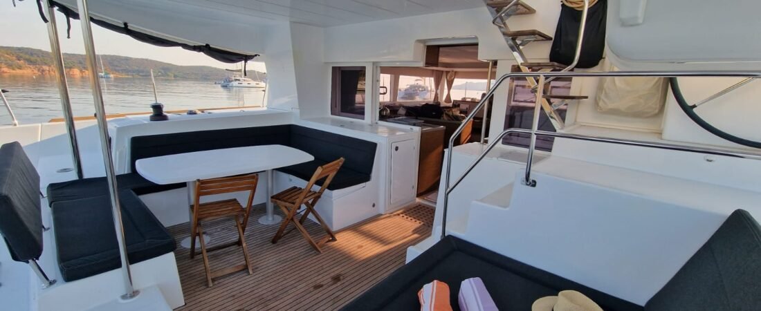 Location de catamaran avec ou sans skipper en Corse : comment choisir