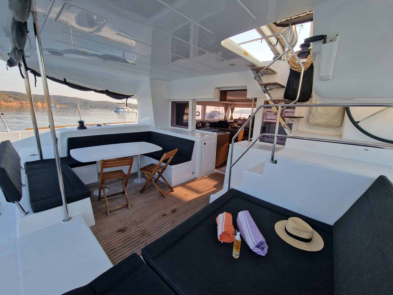 Location de catamaran avec ou sans skipper en Corse : comment choisir