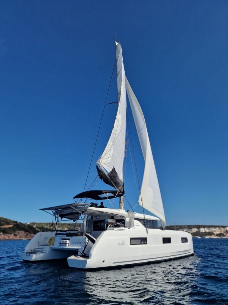 Catamaran de la flotte Isula-sail en navigation toutes voiles dehors sous un ciel bleu