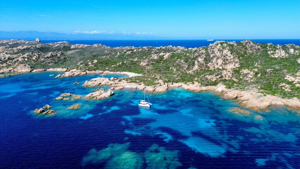 Vue aérienne des eaux turquoise et des îlots de granit rose de l'archipel de La Maddalena en Sardaigne